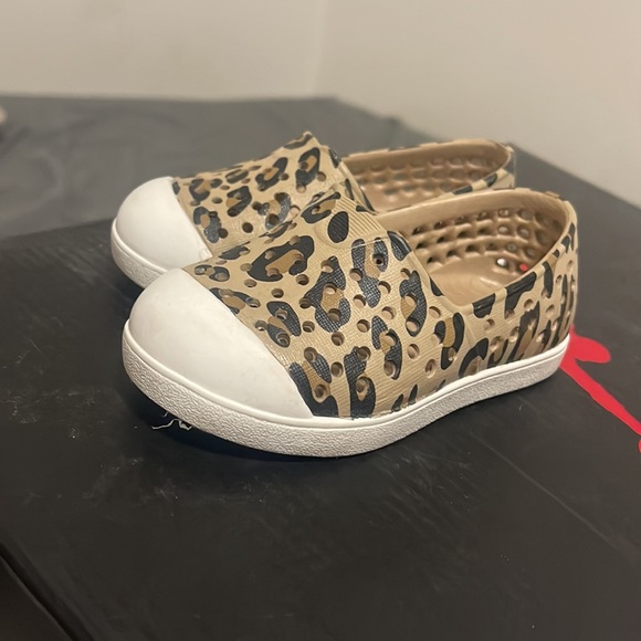 Old navy summer flats for kids size 5 - Picture 2 of 3